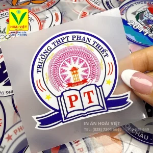 Logo trường học in pet chuyển nhiệt