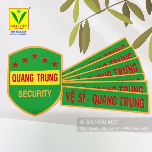 Nhãn tên vải ủi cho công ty 13 Nhân viên công ty sử dụng nhãn tên vải ủi đồng bộ theo màu thương hiệu