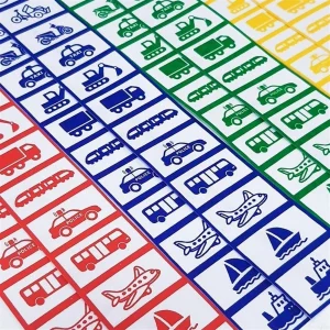 Giáo viên đang hướng dẫn bé sử dụng đồ dùng có dán decal biểu tượng nhận diện