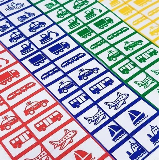 Nhãn decal biểu tượng dán đồ dùng cho bé 14 Giáo viên đang hướng dẫn bé sử dụng đồ dùng có dán decal biểu tượng nhận diện