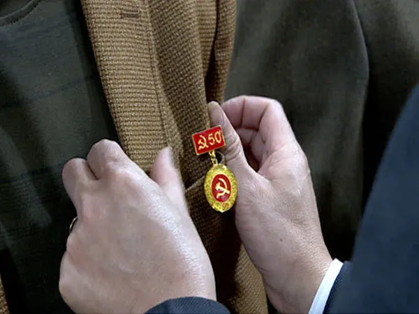 Huy Hiệu Đảng 4 Áo vest cán bộ cài huy hiệu Đảng cùng logo cài áo ngành giáo dục
