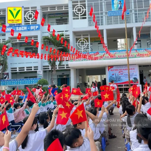 Cờ Tầm Tay 4 Cờ cầm tay - Trong ngày hội thể thao của trường