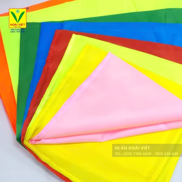 Cờ chuối trang trí khu vực sân trường trong ngày hội thể thao học sinh