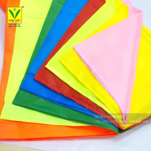 Cờ chuối 4 Cờ chuối tam giác rực rỡ được treo dọc đường diễu hành ngoài trời