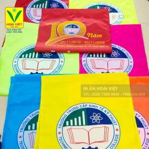 Cờ phướn treo dọc tuyến đường chính trong sự kiện khai trương doanh nghiệp