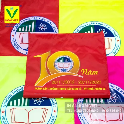 Cờ phướn 2 Hàng loạt cờ phướn nhiều màu sắc trang trí tại khu vực sân trường trong ngày hội