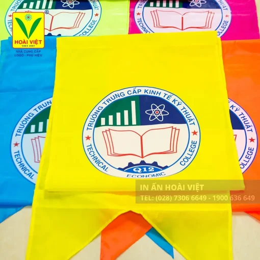 Cờ phướn 3 Cờ phướn in khẩu hiệu tuyên truyền treo trên trụ đèn khu dân cư