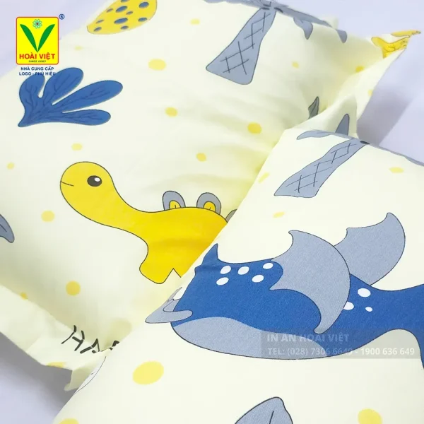 Giáo viên xếp gọn gối nệm mầm non sau giờ ngủ trưa của trẻ