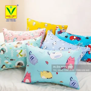 Trẻ mầm non đang ngủ trưa trên nệm êm tại lớp học với gối hoạt hình dễ thương