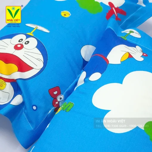 Gối Nệm Cho Bé Mầm Non 30 Trẻ nhỏ đang vui vẻ chuẩn bị giờ nghỉ trưa cùng bộ gối nệm yêu thích