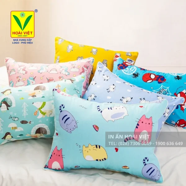 Trẻ mầm non đang ngủ trưa trên nệm êm tại lớp học với gối hoạt hình dễ thương