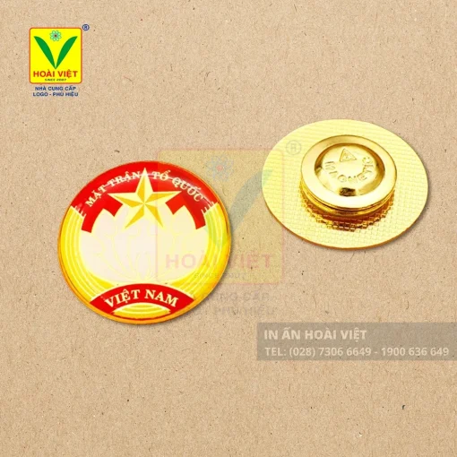 Huy Hiệu Đảng 15 Huy hiệu được cài lên áo vest của các nhà giáo dục thể hiện sự trang trọng