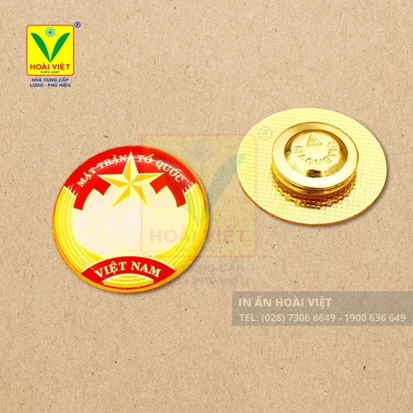 Huy hiệu được cài lên áo vest của các nhà giáo dục thể hiện sự trang trọng