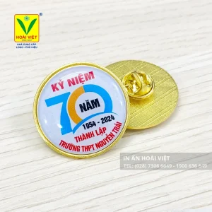 Sản phẩm huy hiệu và logo cài áo được đóng hộp lịch sự, trang trọng