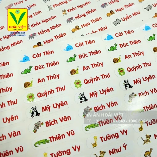 Nhãn Tên Decal Dán 2 Phụ huynh dán nhãn tên decal lên bình nước cá nhân cho bé trước khi đến lớp