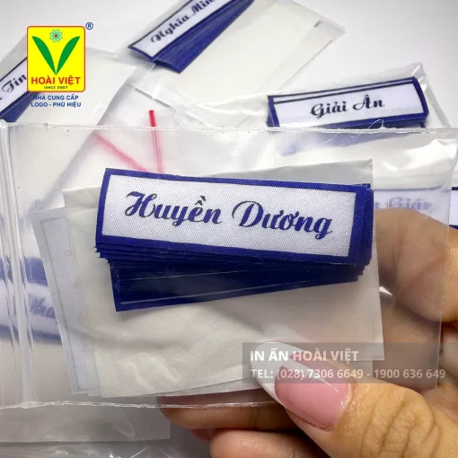 Nhãn tên Soeur - Nhãn tên giáo xứ 16 Nhãn tên Soeur (Sr) gắn trên tu phục nữ tu trong dịp lễ tôn giáo