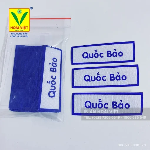 Nhãn Tên Vải Ủi 3 Phụ huynh sử dụng bàn ủi để dán nhãn tên vải ủi lên áo đồng phục mầm non