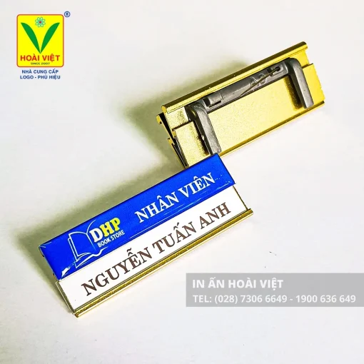 Thẻ tên nhân viên thay tên 7 Thẻ tên thay tên với lớp vỏ kim loại và khe lồng giấy tiện dụng