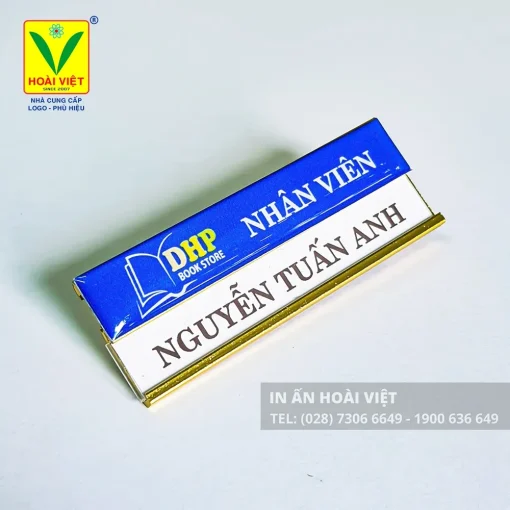Thẻ tên nhân viên thay tên 8 Thẻ tên cài áo mặt sau với nam châm và kim gài linh hoạt theo nhu cầu