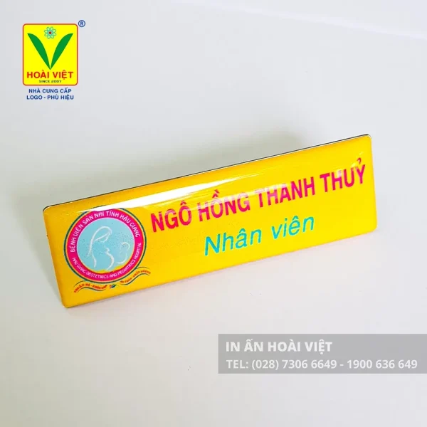 Mẫu thẻ tên kim loại đeo áo gắn nam châm tiện lợi, chống rách áo
