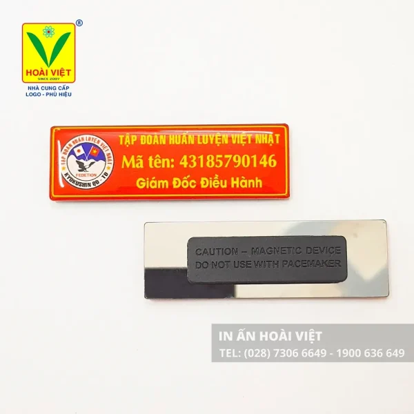 Thẻ tên kim loại đeo áo bằng inox in UV sắc nét, sang trọng cho nhân viên văn phòng