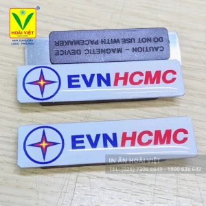 Mặt sau thẻ tên kim loại đeo áo với tùy chọn kim gài và nam châm