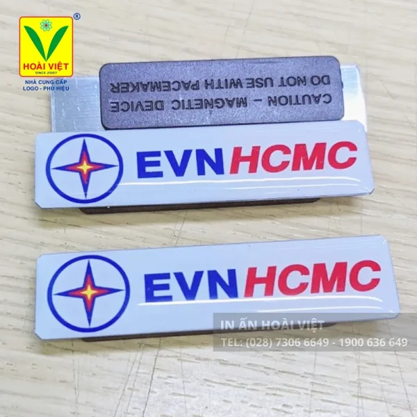 Mặt sau thẻ tên kim loại đeo áo với tùy chọn kim gài và nam châm
