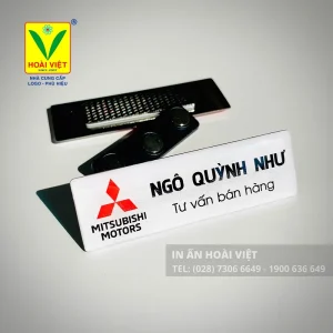 Nhân viên đeo thẻ tên kim loại trong môi trường nhà hàng – khách sạn chuyên nghiệp