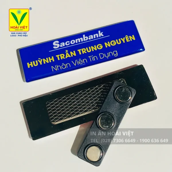 Cận cảnh chi tiết thẻ tên kim loại in UV phủ keo bóng chống trầy xước