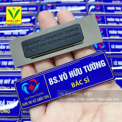 Thẻ tên kim loại đeo áo 22 Thẻ tên kim loại đeo áo – Giải pháp chuyên nghiệp cho nhận diện nhân viên