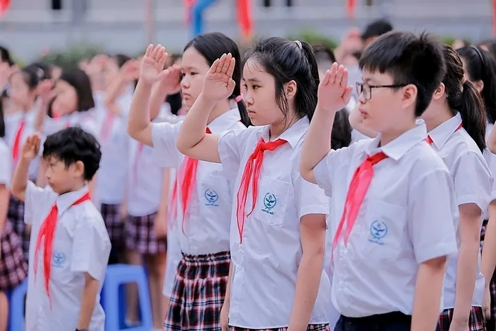 Logo trường THCS hiện diện trên đồng phục, đồ dùng, nhiều vị trí của trường